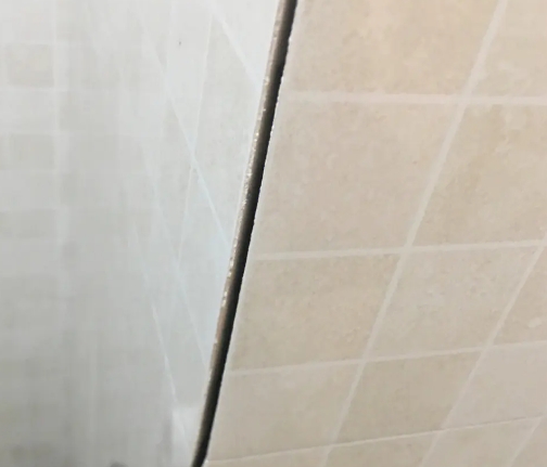 富拉尔基瓷砖空鼓维修公司分享阳台瓷砖脱落的修复过程可以分为以下几个步骤