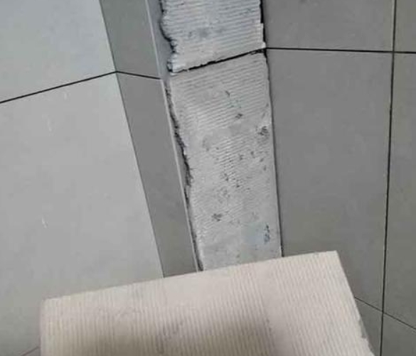 富拉尔基瓷砖空鼓维修公司分享下厨房瓷砖脱落的补救措施。